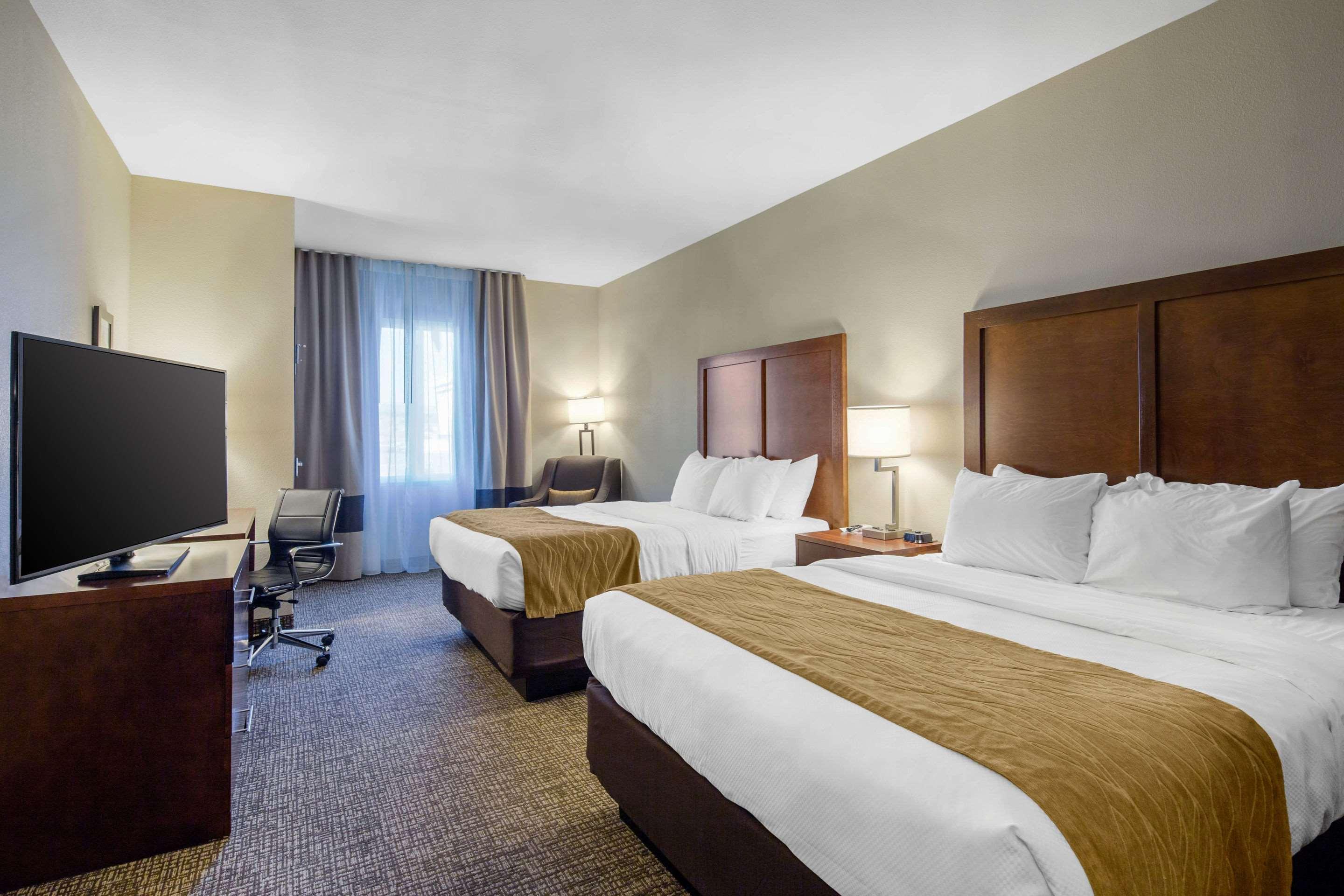 Comfort Inn & Suites Еджвуд Екстер'єр фото