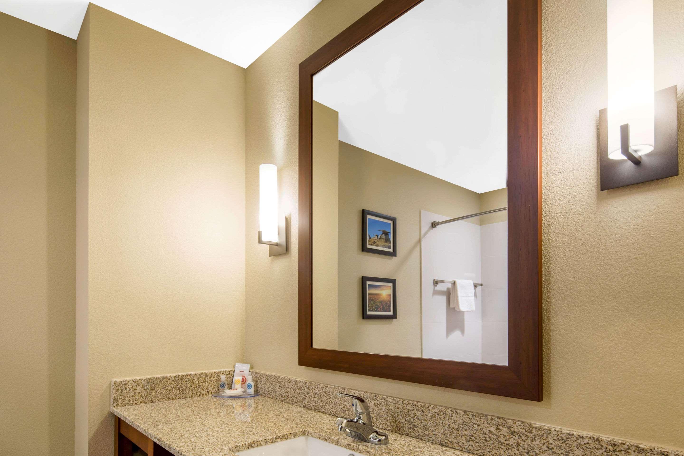 Comfort Inn & Suites Еджвуд Екстер'єр фото