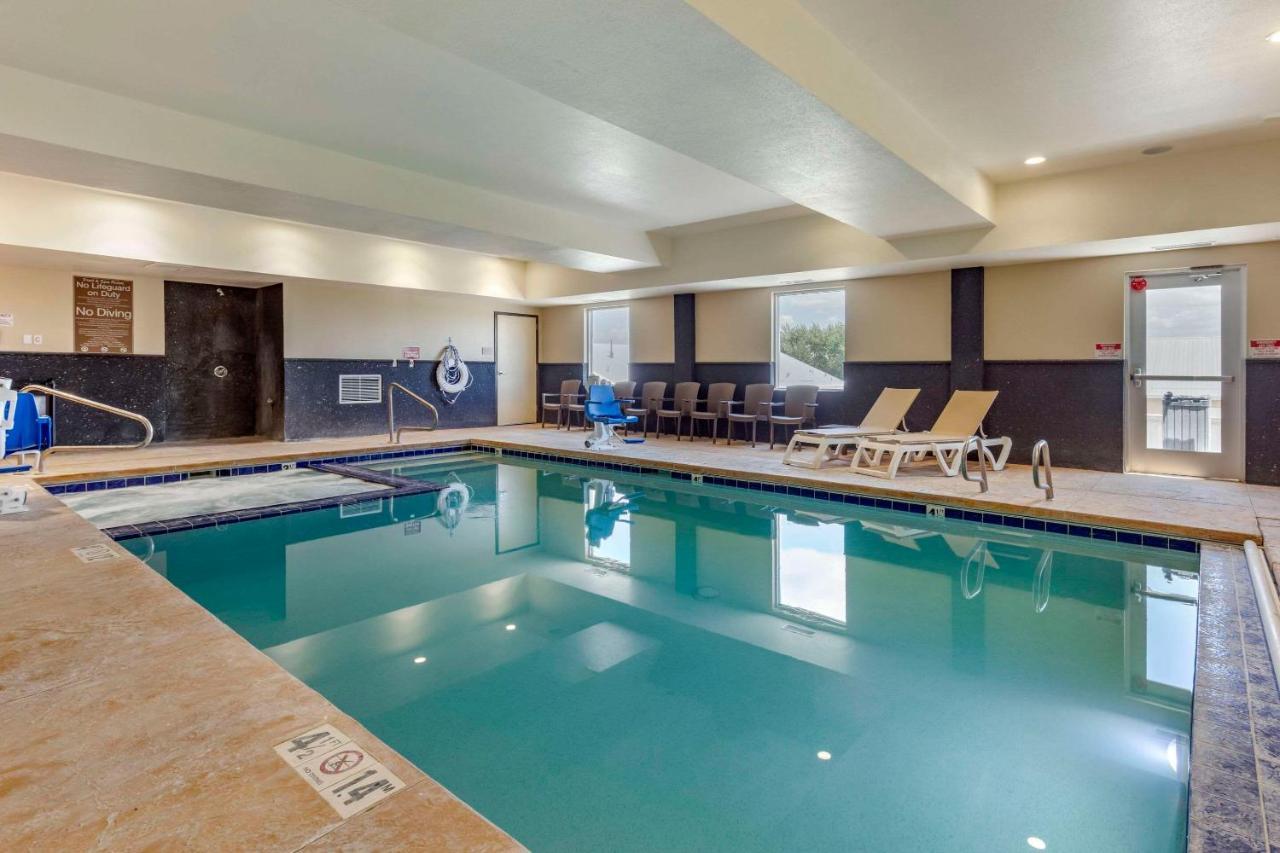 Comfort Inn & Suites Еджвуд Екстер'єр фото